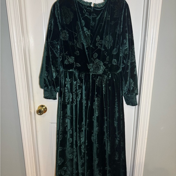 Elegant Green Velvet Dress with Pockets - Picture 3 of 6